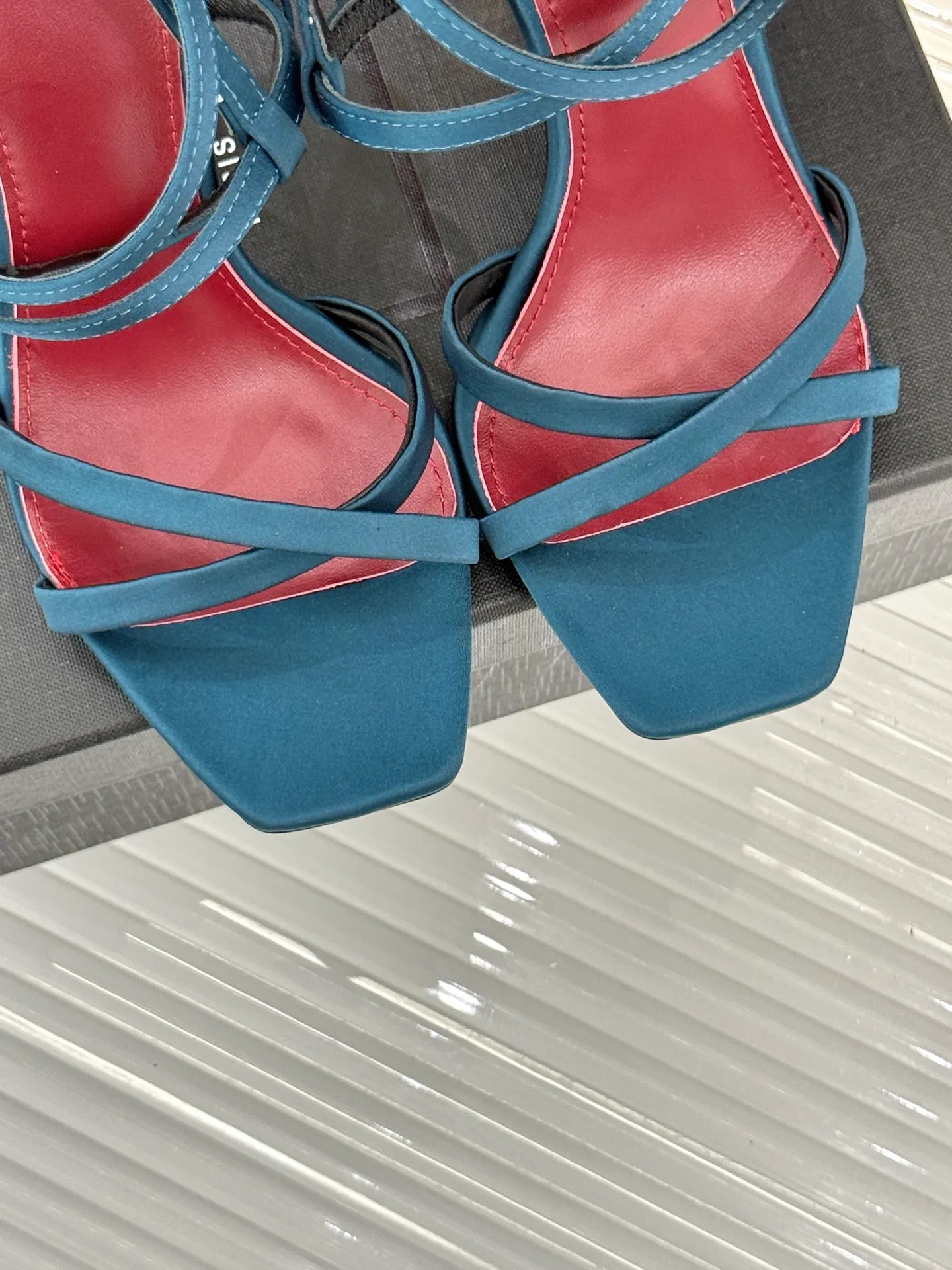 👟👟Ex-factory price 600👟👟 Saint Lauren*YSL Saint Laurent classic spring and summer letter heel cross-strap high-heeled sandals. High-heeled shoes that are suitable for both men and women. I love them. They are indeed the brand that understands women best. They are sold out as soon as they are new‼ ️ Especially the side lines are designed to be smooth, natural and slimming, making the whole pair of shoes layered and feminine. No matter what your usual style is, you must try it! The upper is made of imported cow patent leather, the lining is mixed sheepskin, and the Italian genuine leather outsole Heel height: 10.5cm Size: 35-39 (34/40/41 customized)